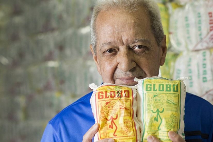 Vendedor de Biscoito Globo nas praias do Rio de Janeiro