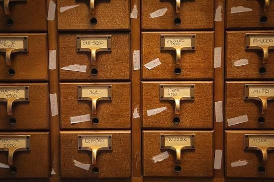 Gaveteiro de fichário com etiquetas de papel, símbolo do arquivo de registros e prontuários