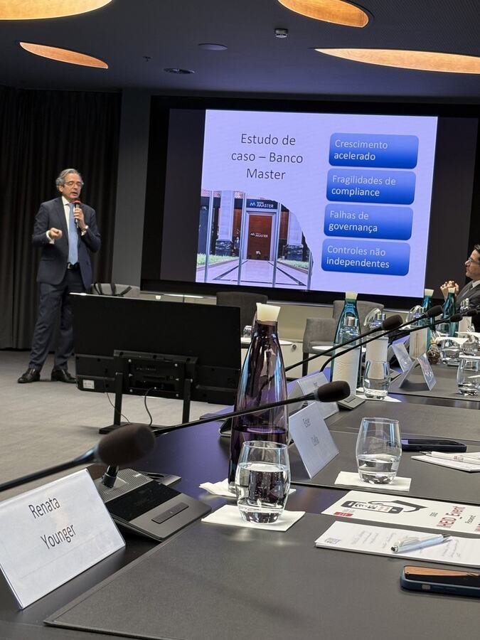 Pedro Henrique Bastos Marquez palestrando sobre crimes financeiros e governança